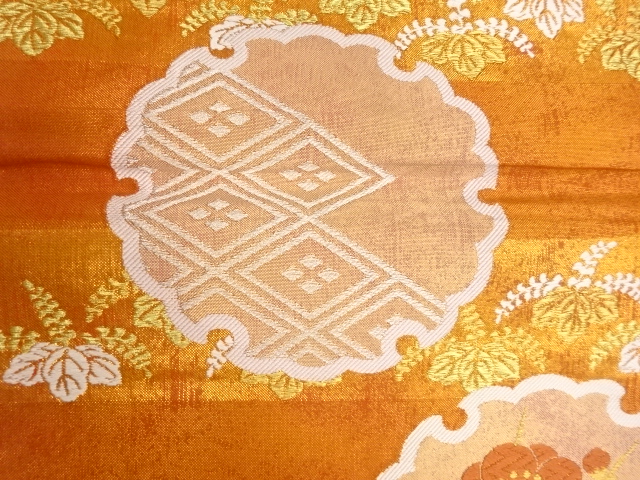  川島織物製　引箔横段に雪輪・梅・菊模様織出し丸帯